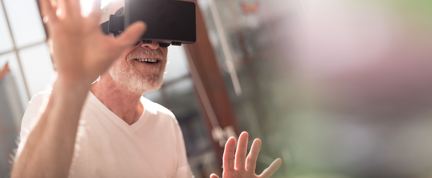 Surfplatta, VR-glasögon och TV-spel - kan det vara en del i strokerehabiliteringen?